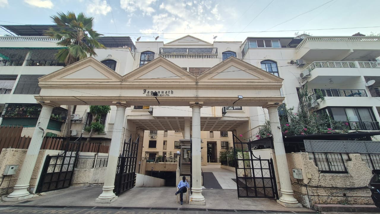 Available Premium 2.5 BHK Apartment for Rent | Jagannath Society, Boat Club Road, Pune